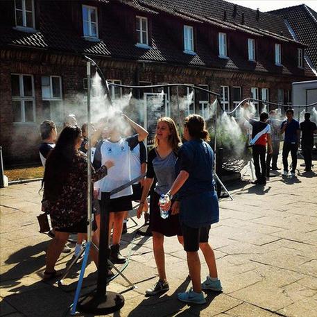 Una foto tratta da Facebook mostra le docce di acqua vaporizzata all'ingresso di Auschwitz installate per combattere il caldo © ANSA