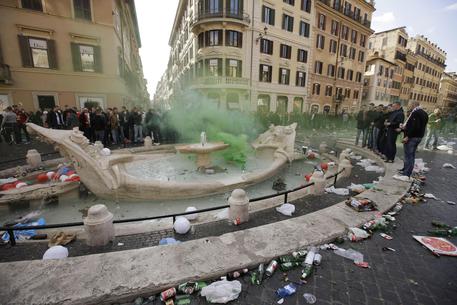 I danni alla fontana della Barcaccia a Piazza di Spagna © AP