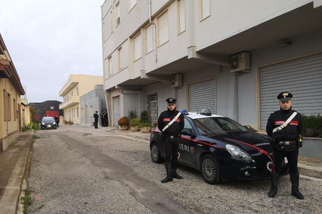 I carabinieri fuori dal covo di Matteo Messina Denaro