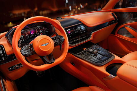 Aston Martin DBX707 si aggiorna tra tecnologia e design