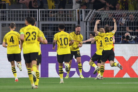 Niclas Fullkrug (centro) celebra tras anotar el gol del Borussia Dortmund