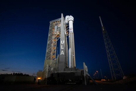 La navetta Starliner sul razzo Atlas V, ancora sulla rampa di lancio (fonte:  NASA/ Joel Kowsky)