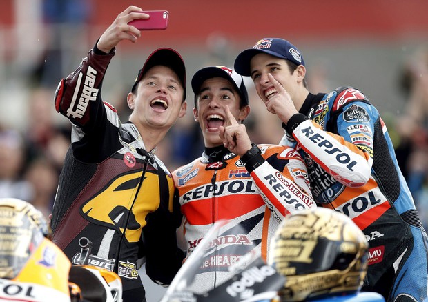 I tre vincitori Alex Marquez (R) Moto3, Esteve Rabat  (L) Moto2, e Marc Marquez (C) MotoGP © EPA