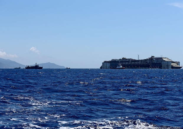 La nave Concordia in alto mare a circa 6 miglia dall'isola del Giglio © ANSA