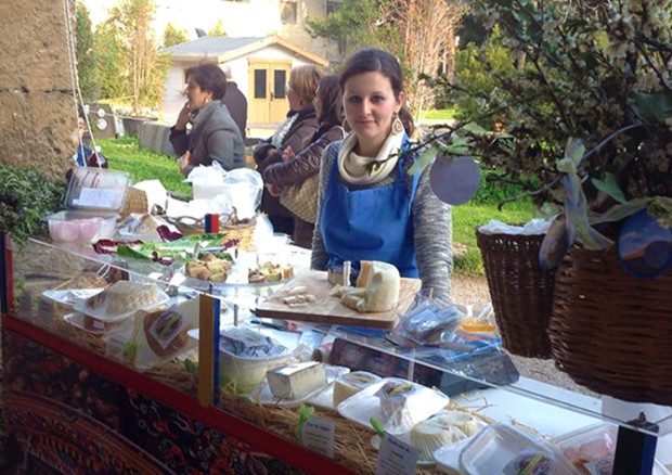 Marta Spera è una giovane imprenditrice di 23 anni che, dopo aver iniziato un percorso accademico alla facoltà di Giurisprudenza a Palermo, due anni fa è  tornata al suo paese Altofonte e ora produce formaggi spesso uniti con le erbe del territorio