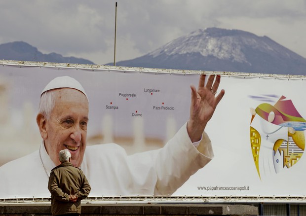 Papa a Napoli: striscioni sul lungomare Caracciolo © ANSA 