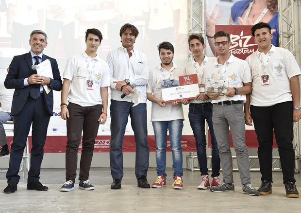 Gianluca Zanini conferisce ad un team siciliano il Social Impact Award © ANSA