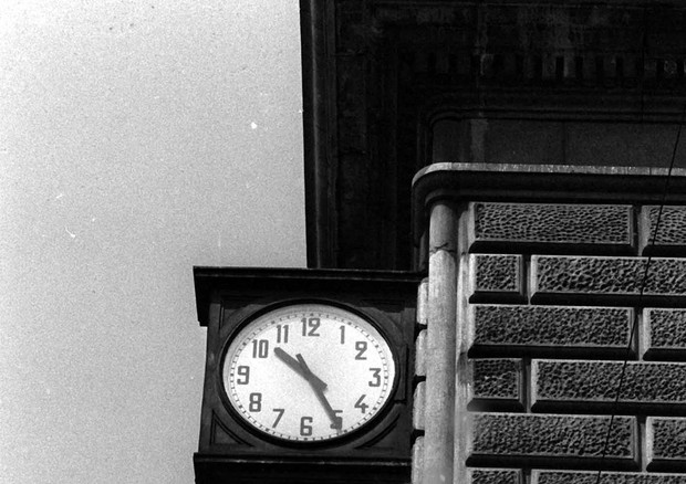 L'orologio all'esterno della stazione di Bologna fermo sulle 10.25, l'ora della strage. © ANSA