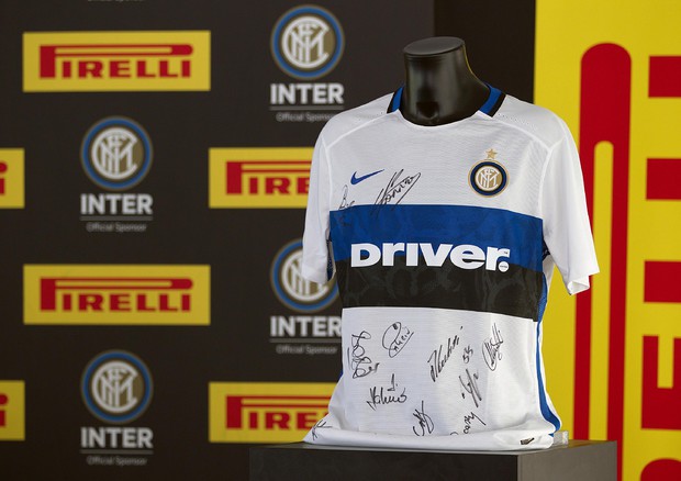 Inter presenta maglia trasferte con sponsor 'Driver' © ANSA