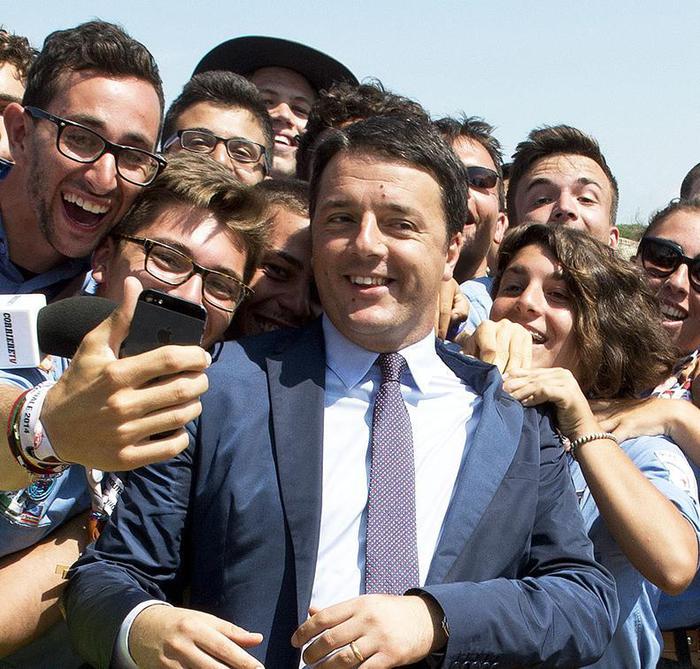 Photoansa 2014: Cap.1, Selfie di Renzi con i suoi sostenitori. Palazzo Chigi (foto: ANSA)