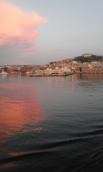 LE VACANZE DEI LETTORI - L'alba dal porto di Napoli - Foto di Maria Laura Viola (foto: ANSA)