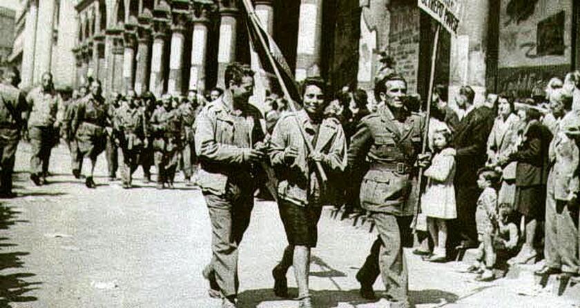 Partigiani sfilano per le strade di milano, 25 aprile 1945 Liberazione dell'Italia dall'occupazione nazista e dal regime fascista /Wikipedia
