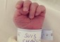 Foto del braccialetto del neonato con la scritta Je suis Charlie.Boom di condivisioni per la foto diffusa da una madre © Ansa