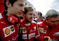 Vettel con alcuni uomini del team Ferrari © ANSA