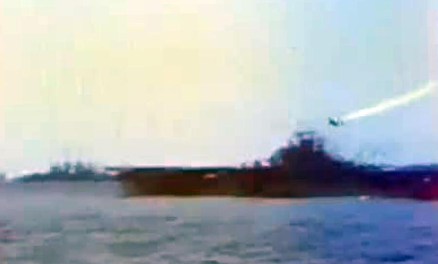 Frame del filmato originale di uno dei primi attacchi kamikaze dei piloti giapponesi contro le navi Usa, 1944 © ANSA