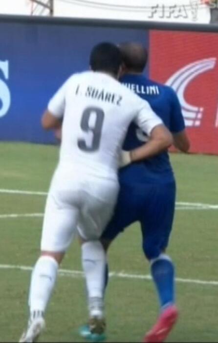 Il fermo immagine tratto da Sky mostra il morso dell'attaccante dell'Uruguay, Luis Suarez, ai danni  del difensore dell'Italia Giorgio Chiellini durante i Mondiali in Brasile il 24 giugno 2014. © Ansa