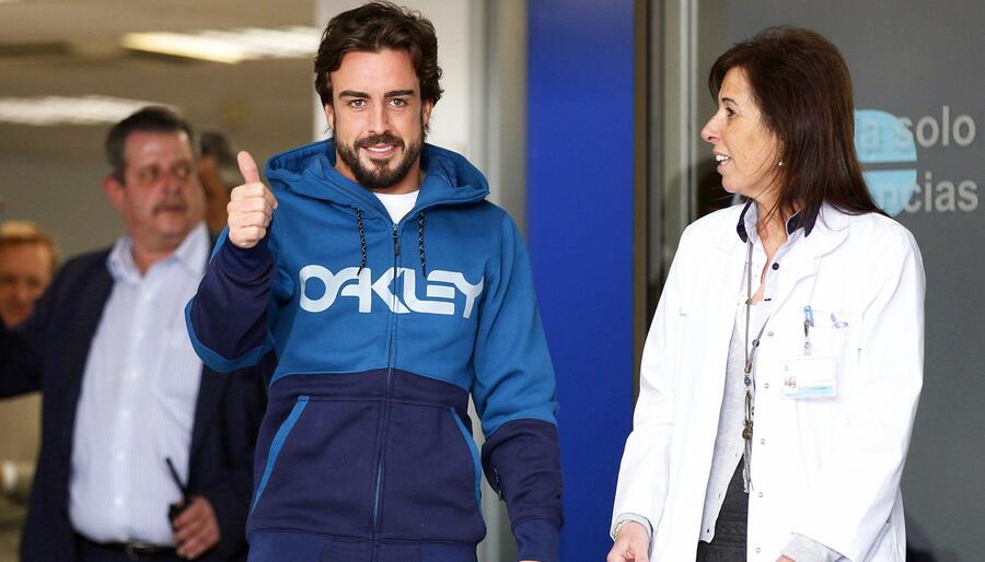 L'ex ferrarista Fernando Alonso lascia l'ospsedale di Barcellona © Ansa
