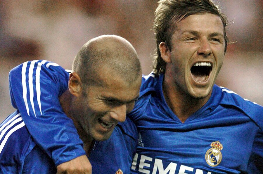 I giocatori del Real madrid Zinedine Zidane e  David Beckham nel 2005 © Ansa