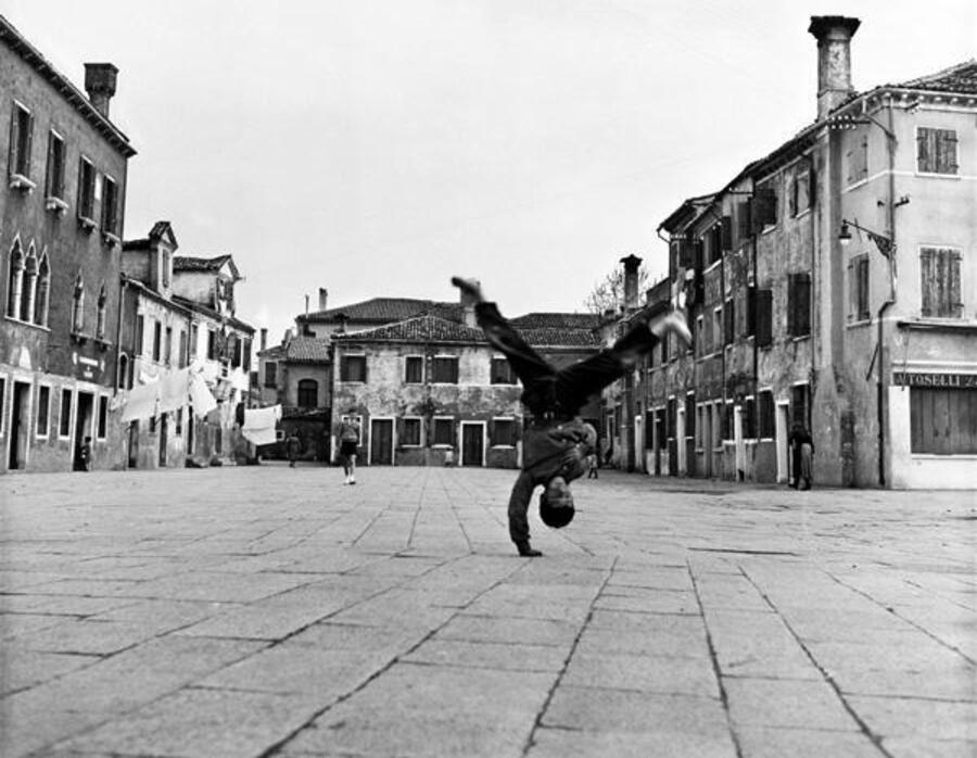 Piergiorgio Branzi: Burano. Piazza Grande, 1954 - Courtesy Contrasto Galleria Milano © Ansa