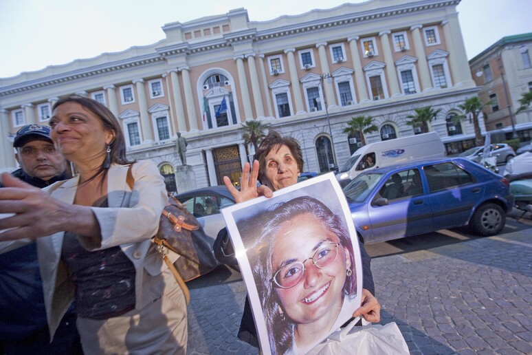 La madre di Elisa Claps mostra una foto della figlia in una foto d 'archivio ANSA/CIRO FUSCO - RIPRODUZIONE RISERVATA
