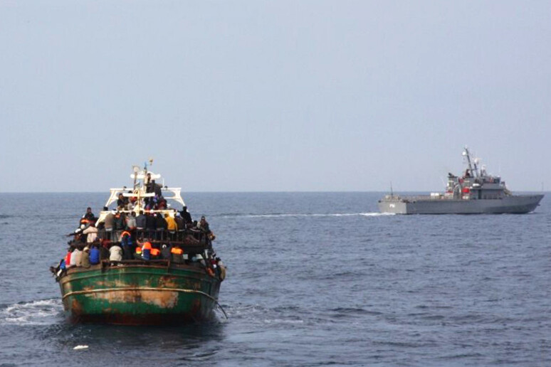 Immigrazione: almeno 20 dispersi in Canale Sicilia - RIPRODUZIONE RISERVATA