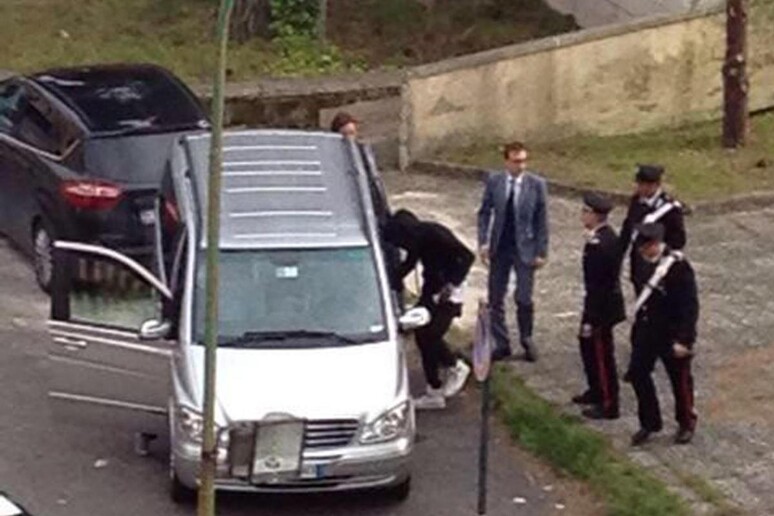Balotelli mentre lascia il Tribunale per i minorenni di Napoli - RIPRODUZIONE RISERVATA