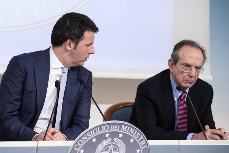 Matteo Renzi e Pier Carlo Padoan dopo il varo del decreto Irpef - RIPRODUZIONE RISERVATA