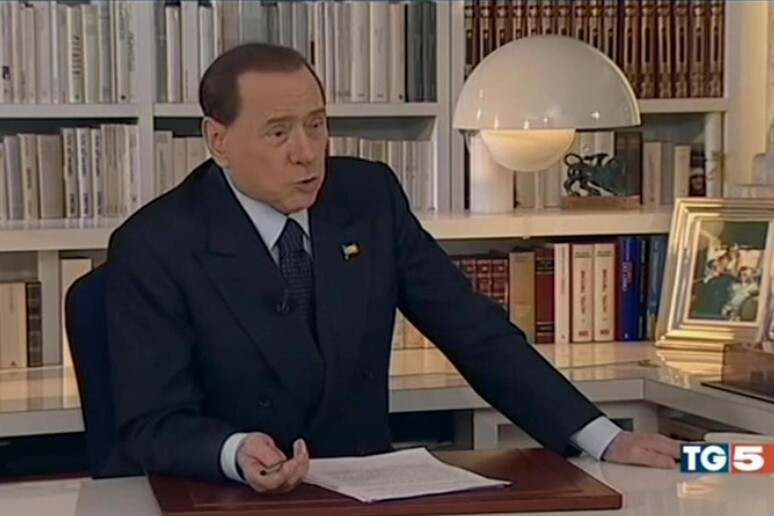 Silvio Berlusconi in un fermo immagine tratto dal Tg5, 19 aprile 2014 - RIPRODUZIONE RISERVATA