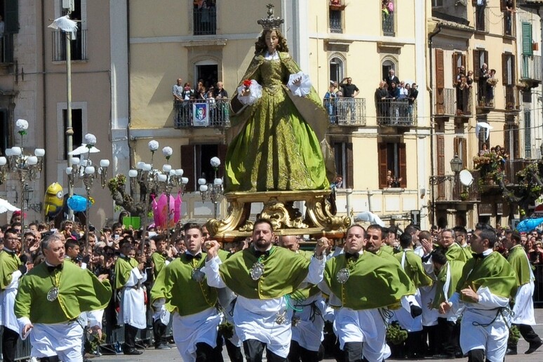 La Madonna che scappa in piazza a Sulmona - RIPRODUZIONE RISERVATA