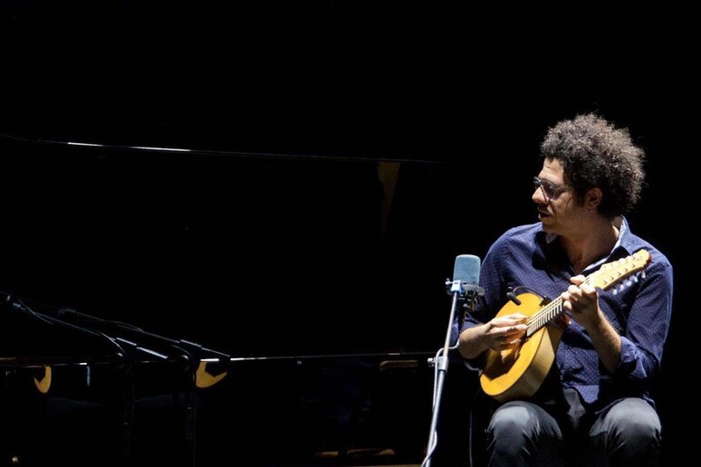 Hamilton de Holanda in concerto con Stefano Bollani all 'Auditorium Parco della Musica di Roma, 17 luglio 2014 - RIPRODUZIONE RISERVATA