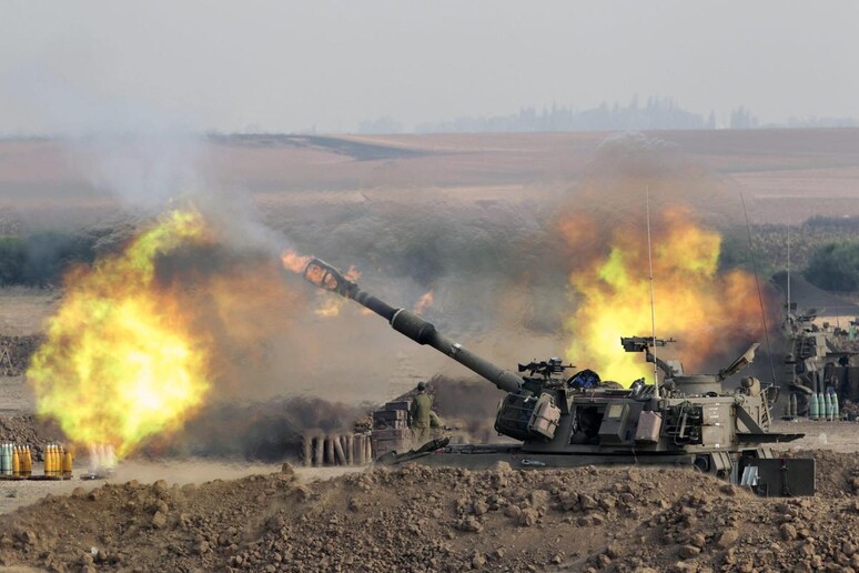 Tank israeliani bombardano Gaza © ANSA/EPA
