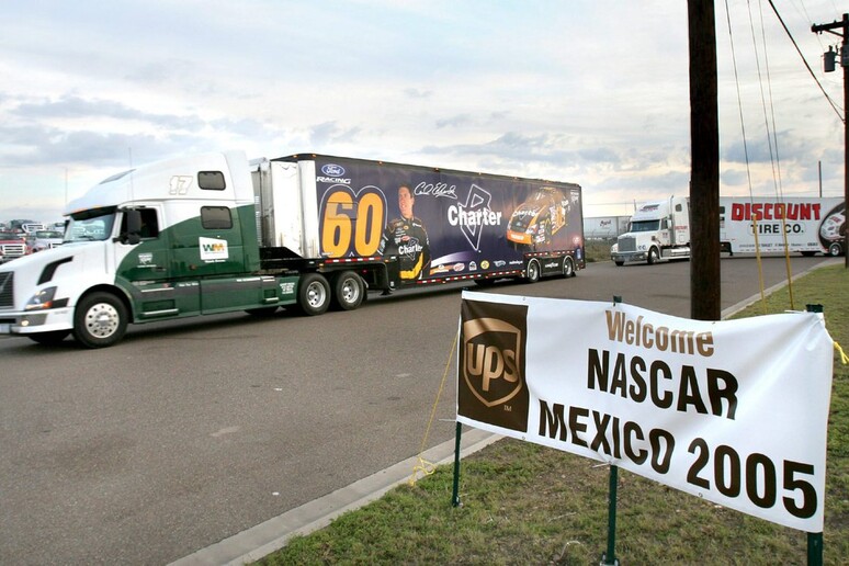 I caravan trasportano le vetture nell 'autodromo Hermanos Rodriguez di Citta ' del Messico nel 2005 per la gara Nascar - RIPRODUZIONE RISERVATA