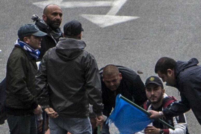 Ciro Esposito, tifoso del Napoli rimane gravemente ferito dopo gli scontri a Tor di Quinto prima  della finale di Coppa Italia tra Napoli e Fiorentina, 3 maggio 2014 a Roma - RIPRODUZIONE RISERVATA