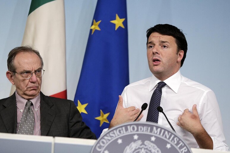 Matteo Renzi e il ministro dell 'Economia Pier Carlo Padoan - RIPRODUZIONE RISERVATA