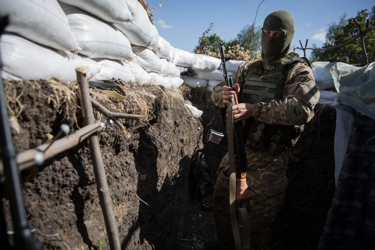 Un soldato ucraino al checkpoint vicino Pervomaysk nella regione di Luhansk © ANSA/EPA