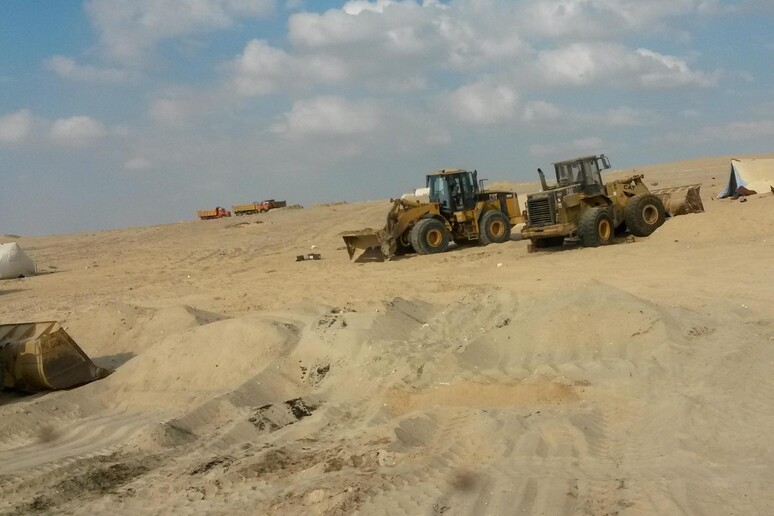 Andirivieni di camion, ruspe e scavatrici nel Sinai occidentale per la costruzione del nuovo Canale di Suez -     RIPRODUZIONE RISERVATA