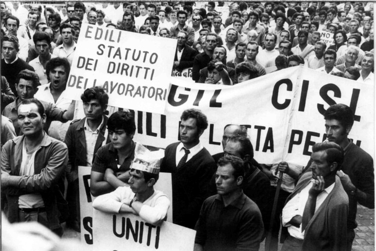 Corteo in sostegno dello Statuto dei lavoratori, in una foto d 'archivio - RIPRODUZIONE RISERVATA