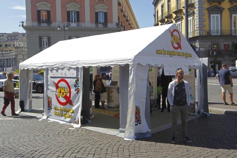 Lo stand della Campagna 18+ per la prevenzione del gioco d 'azzardo minorile, allestito in piazza Trieste e Trento - RIPRODUZIONE RISERVATA