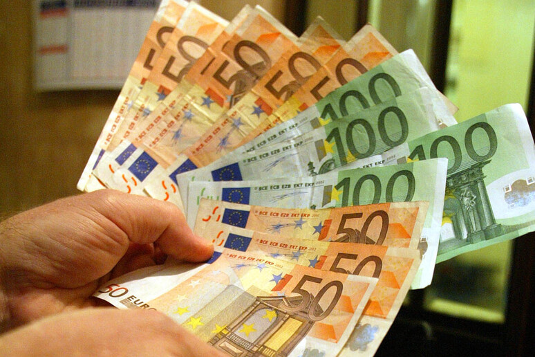 Euro ancora gi, scende sotto 1,12 dollari - RIPRODUZIONE RISERVATA