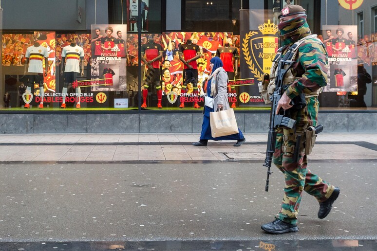 Foto di ieri di un soldato vicino ad alcuni negozi nel centro di Bruxelles © ANSA/AP