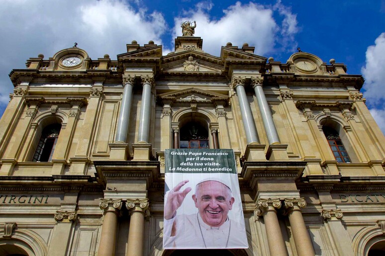 L 'annuncio della visita di Papa Francesco a Pompei - RIPRODUZIONE RISERVATA