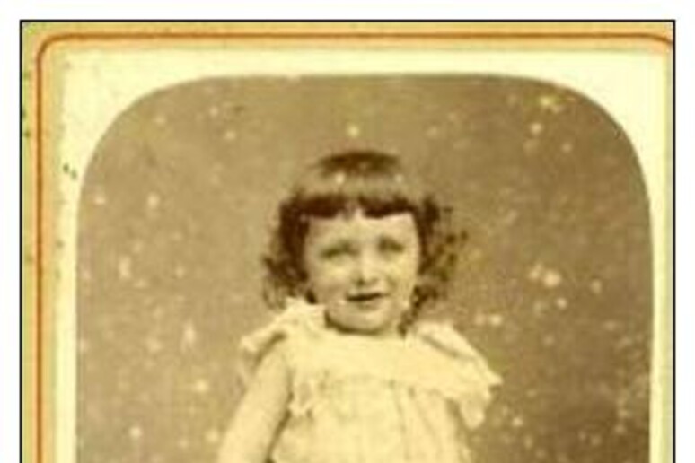 L 'immagine inedita di Edith Piaf da bambina (foto fornita dal Museo Parigino a Roma) -     RIPRODUZIONE RISERVATA