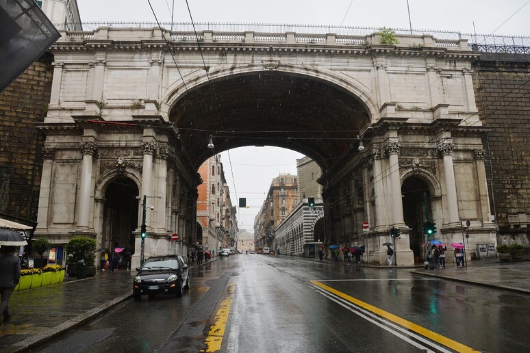 Medico suicida dal ponte monumentale di Genova - RIPRODUZIONE RISERVATA