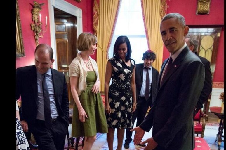 Bimba fa i capricci alla Casa Bianca: la foto con Obama virale - RIPRODUZIONE RISERVATA