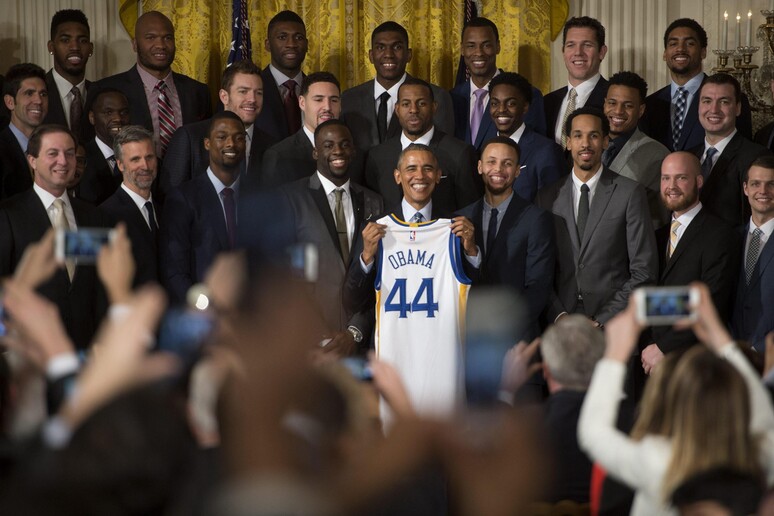 Obama con la maglia numero 44 donatagli dai Golden State Warriors © ANSA/EPA