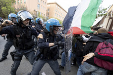 Manifestanti Sapienza gridano 'assassini', momenti di tensione