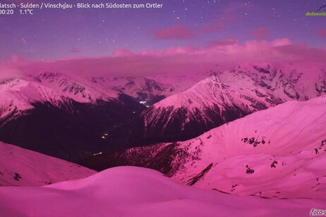 Aurora boreal, las Dolomitas teñidas de rosa.